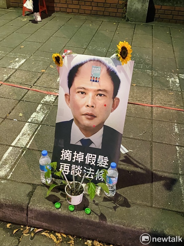 民眾製作看板諷刺民眾黨團總召黃國昌。 圖：周煊惠 / 攝