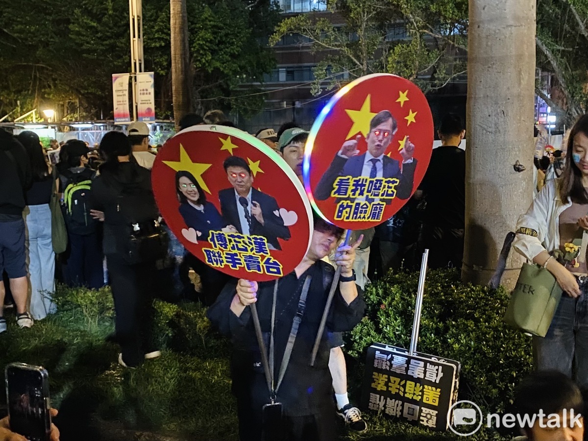 民眾製作看板諷刺藍白立委。 圖：周煊惠 / 攝