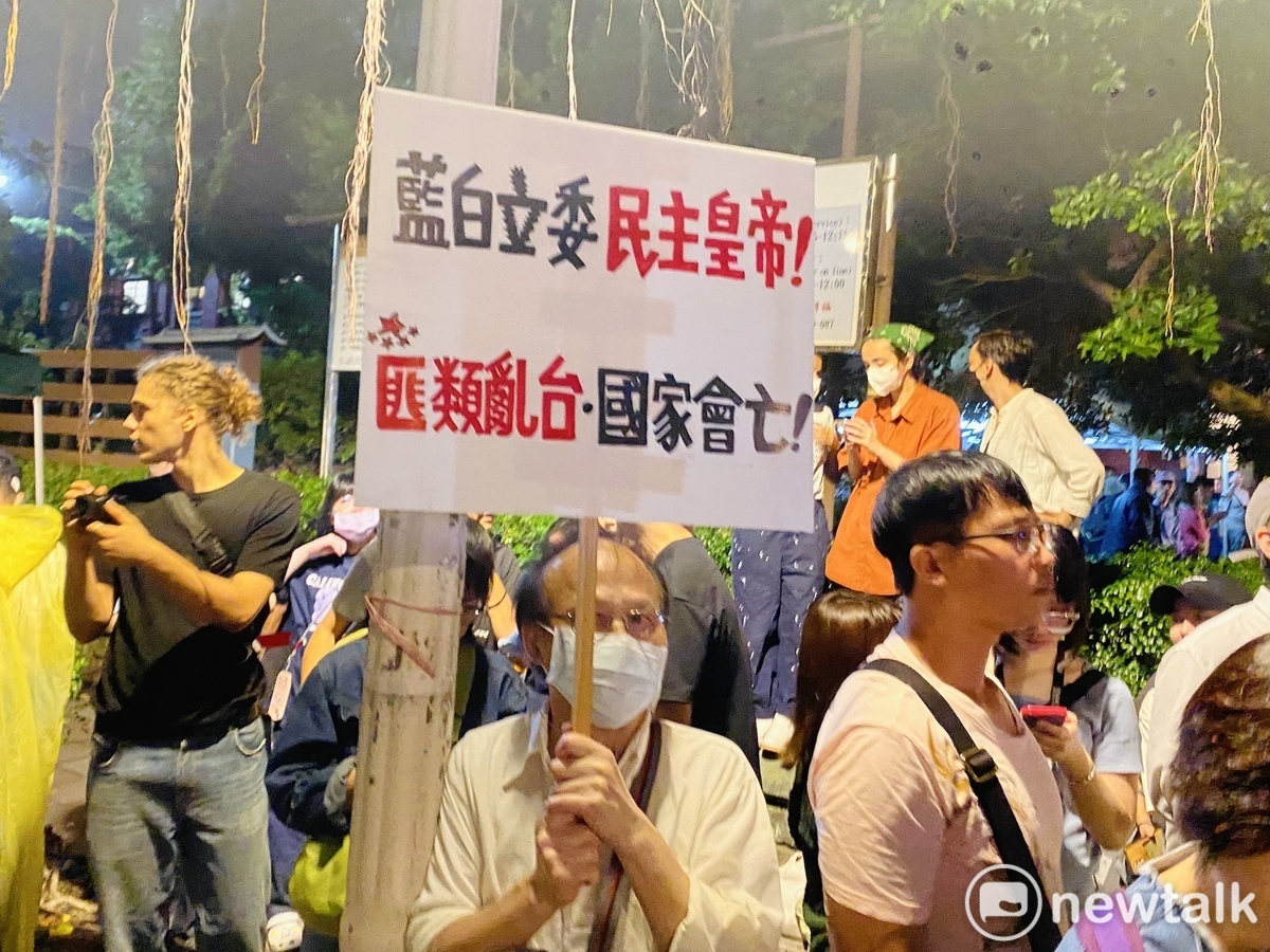 民眾製作看板諷刺藍白立委。 圖：周煊惠 / 攝