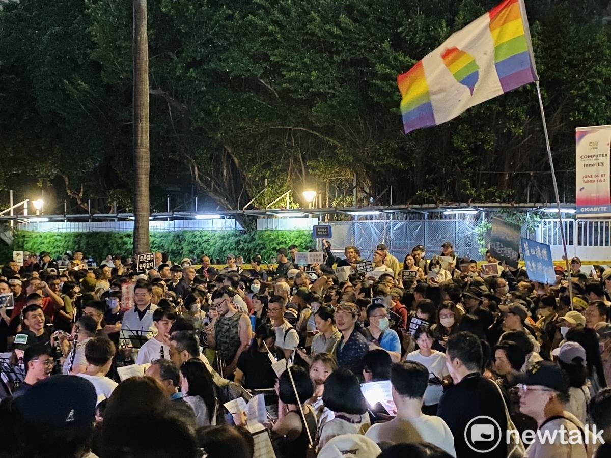 立法院外民眾發起「青鳥行動」，許多民眾自製看板，還有管弦樂團演出。 圖：周煊惠 / 攝(資料照)