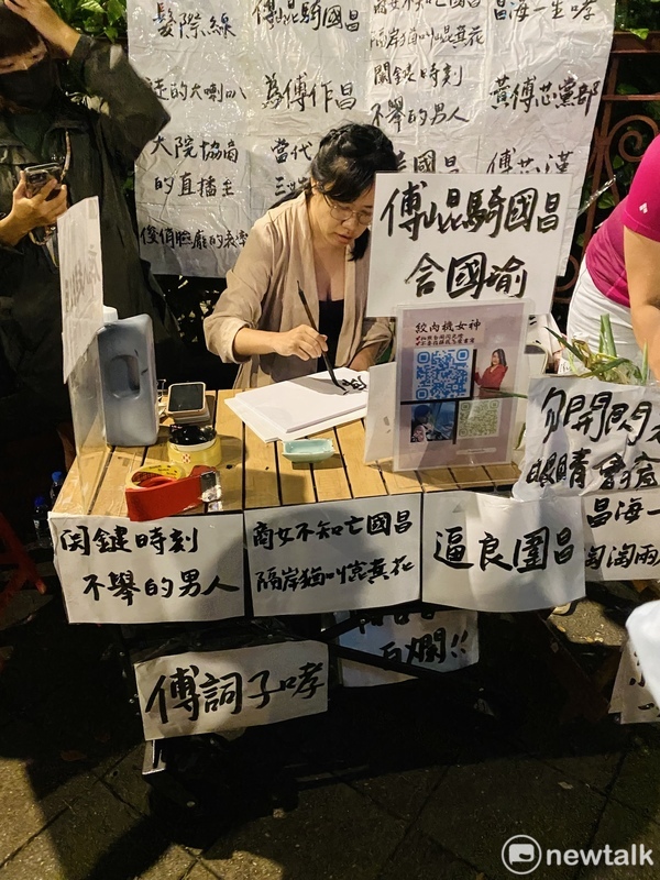 立法院外民眾發起「青鳥行動」，許多民眾自製看板，還有民眾擺攤寫書法。 圖：周煊惠 / 攝