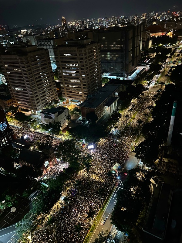 528反國會擴權集立法院外抗議人潮從青島東路、濟南路溢到中山南路兩個車道，稍早現場已喊破7萬人。 圖：經濟民主連合 / 提供