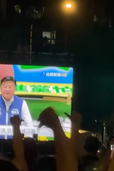 傅崐萁遭民眾比倒讚。 圖：翻攝王定宇臉書