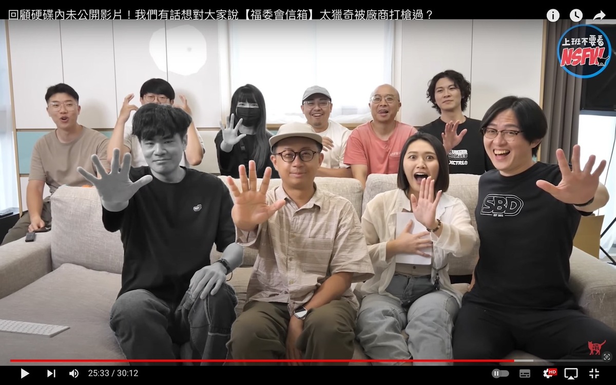 上班不要看拋出震撼彈，宣布團隊成員蔡哥（前排左一）、關關（後排左三）將畢業離開公司。 圖：翻攝自上班不要看YT頻道