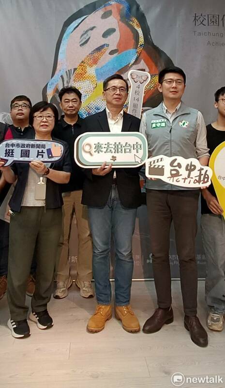黃守達（右）出席台中協拍校園作品成果展《破繭》時透露，曾經幫忙大學生接洽到白雪大舞廳拍片。 圖：唐復年/攝