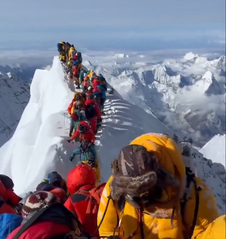 英國四位退役軍人近日計畫挑戰「七天內攻頂聖母峰（Everest）」的壯舉，與傳統須耗費數週進行高山適應不同，他們打算透過吸入一種稀有氣體「氙氣（Xenon）」來提前刺激紅血球生成，達到高海拔適應效果。 圖：翻攝自華夏人1號支持烏克蘭 X（前推特）帳號