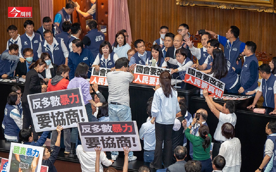 立法院院會連續四次審查國會改革相關法案，引爆近年最激烈的朝野大亂鬥。 圖：翻攝自今周刊第 1432 期