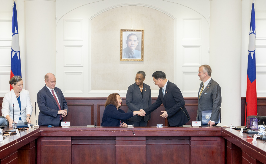 美國參議員達克沃絲率領跨黨派重量級議員訪團抵台，拜會國安會祕書長吳釗燮。 圖：國安會提供