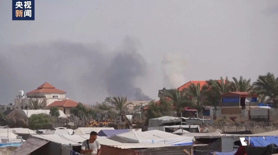 以軍戰機 28 日對拉法西部、靠近馬瓦西地區的一處流離失所者營地發動空襲。 圖：翻攝自央視新聞