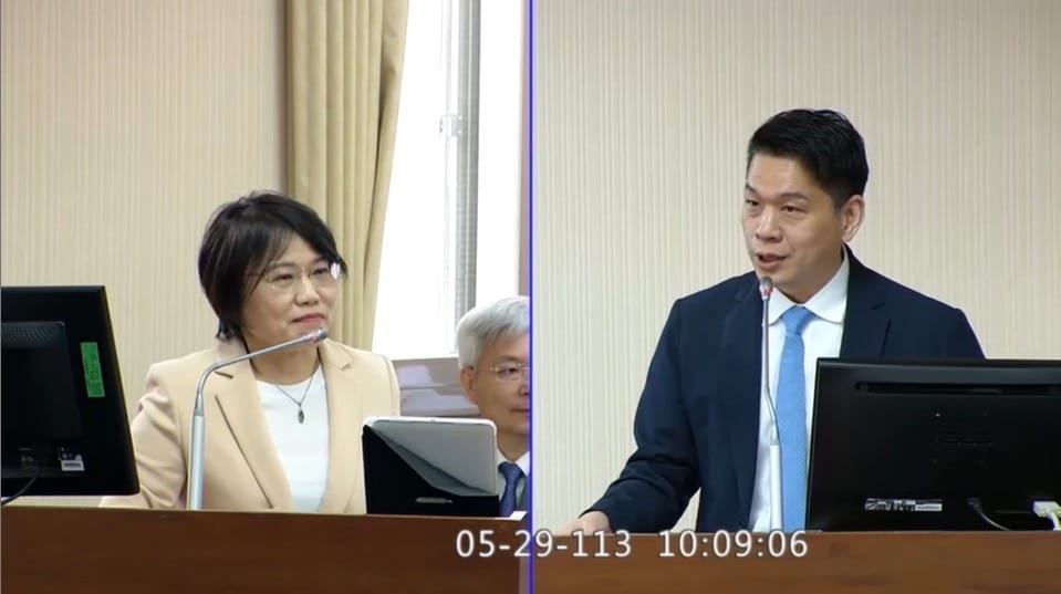 立委李柏毅(右)在立院質詢同選區的前輩劉世芳(左)。 圖：李柏毅服務處/提供