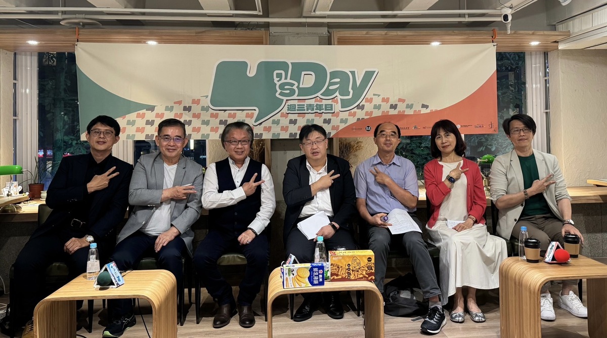 Y’s Day「週三青年日」29日晚上舉辦第55場活動「影視音產業的靈魂拷問－著作權如何保護？AI的探勘與創作算侵權嗎？」舞台上由左至右為陳琮勛、高世樁、李瑞斌、胡博硯、陳秉訓、李敏、董思齊。 圖：Y’s Day「週三青年日」提供