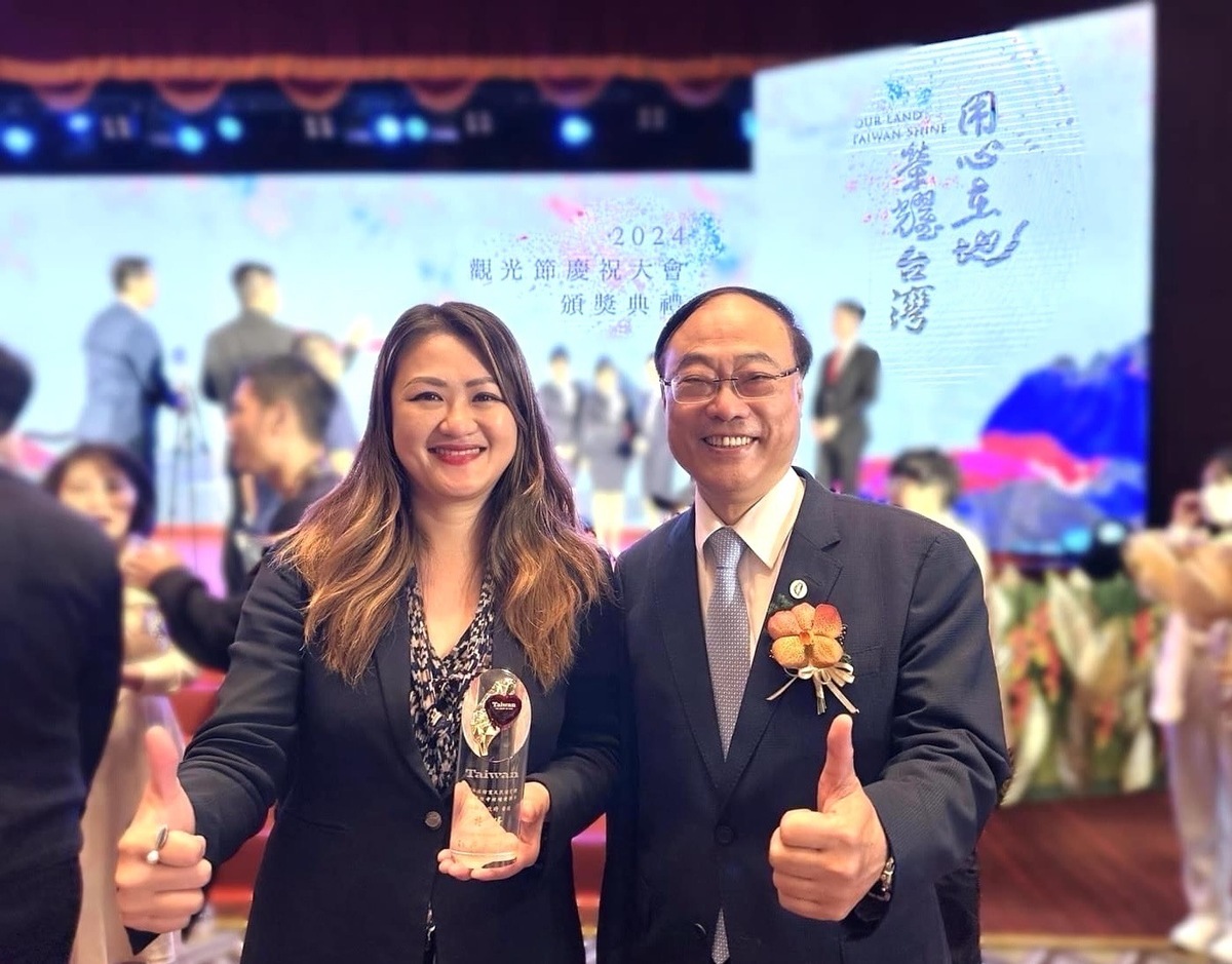 高閔琳(左)代表高雄市政府觀光局接下觀光署旅宿管理輔導考核特優殊榮。 圖：高雄市觀光局/提供