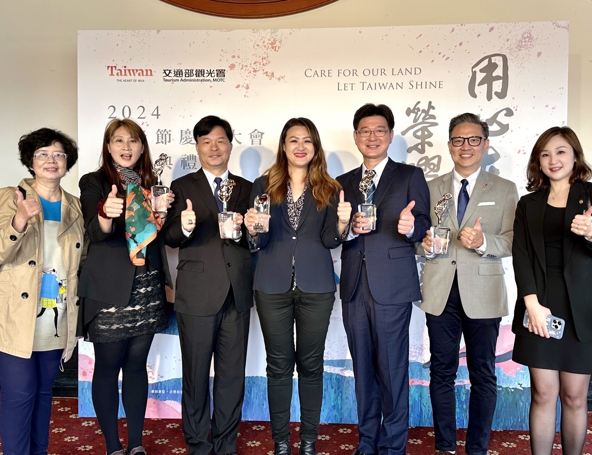 高市府與高雄觀光業者獲交通部觀光署頒發旅宿評比特優及觀光金獎。 圖：高雄市觀光局/提供