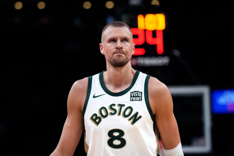 ▲塞爾提克主戰前鋒Kristaps Porzingis，在季後賽首輪面對熱火時，就遭遇右小腿拉傷傷勢，如今尚未康復出賽。至於總冠軍賽首戰他能否順利復出，塞爾提克主帥Joe Mazzulla則表示他還不確定。（圖／美聯社／達志影像）