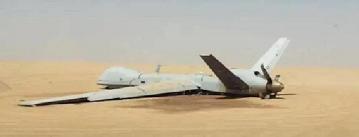一架美國 MQ-9 「死神」無人機，在葉門中部馬里伯省的沙漠地區遭到地對空飛彈襲擊後墜毀。 圖 : 截圖自胡塞組織影片