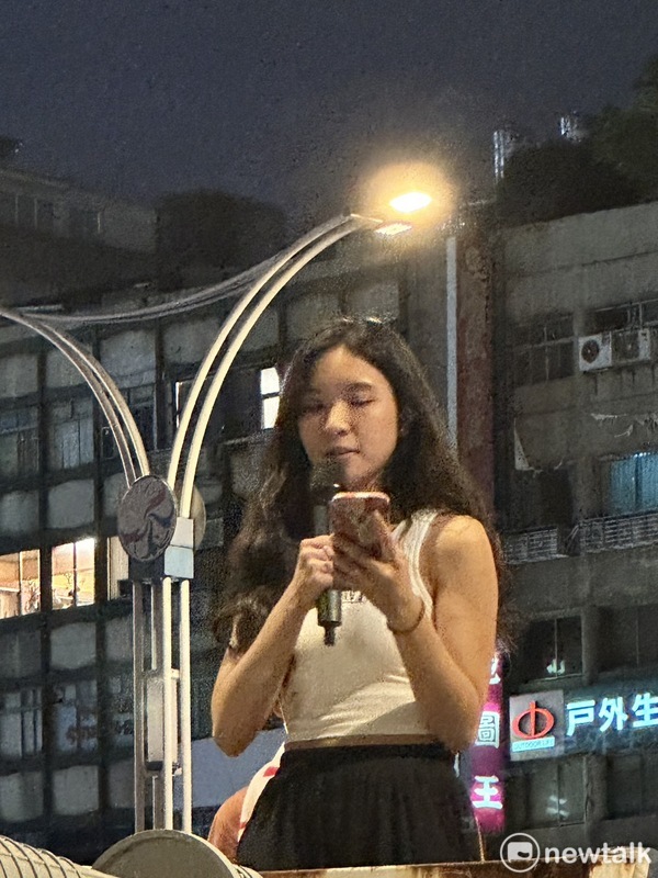 524當晚台大16個學生社團及新竹以北大學學生團體站在宣傳車控訴反國會擴權的種種誇張行徑。 圖:朱蒲青拍攝