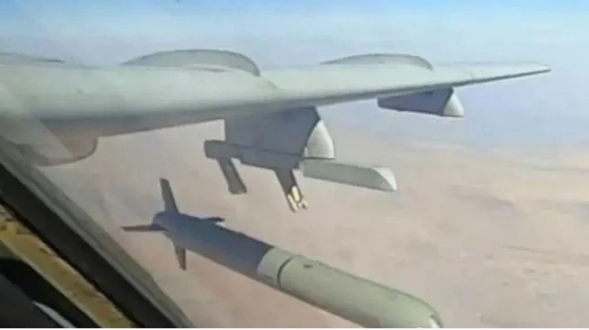 解放軍轟6-K配備長劍-20空射導彈。 圖 : 翻攝自央視
