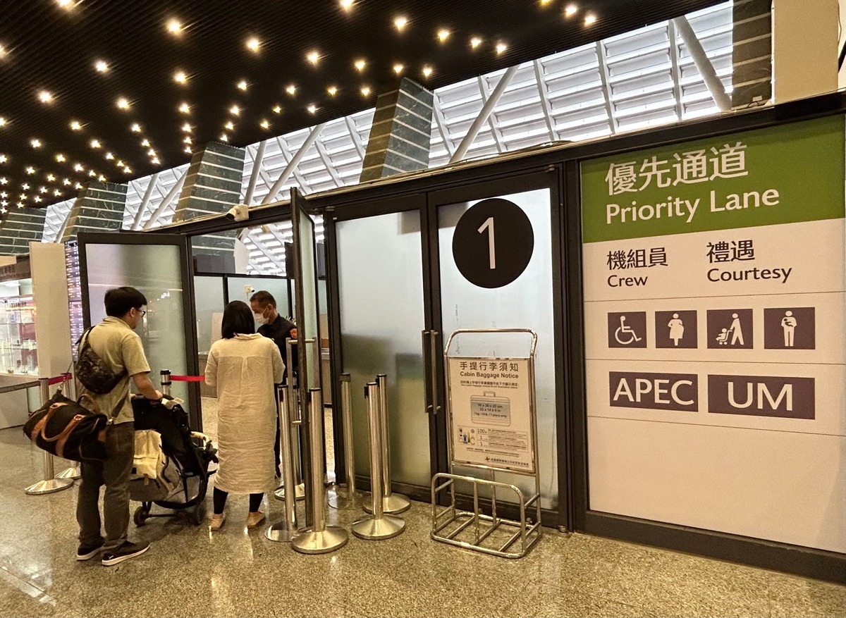 桃園國際機場自6月6日起調整出境優先通道規範，包括機組員、禮遇旅客、行動不便者、孕婦、攜嬰兒車或2歲以下嬰幼兒者等。 圖：桃園機場公司／提供