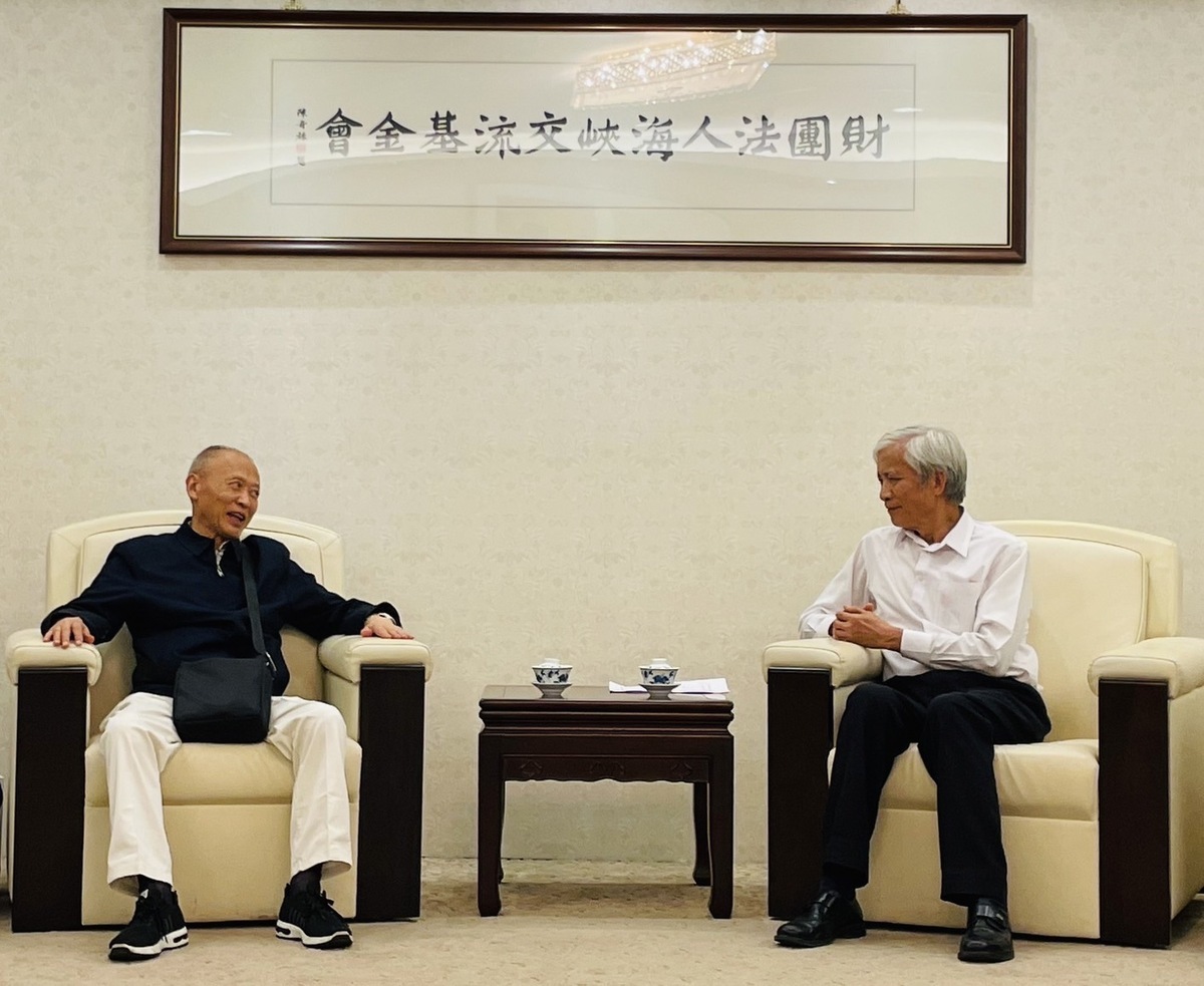 劉先生(左)拜會海基會代理秘書長高建智(右)。 圖：海基會提供