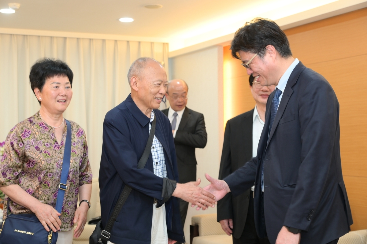 劉先生(左二)拜會陸委會主委邱垂正(右一)。 圖：海基會提供