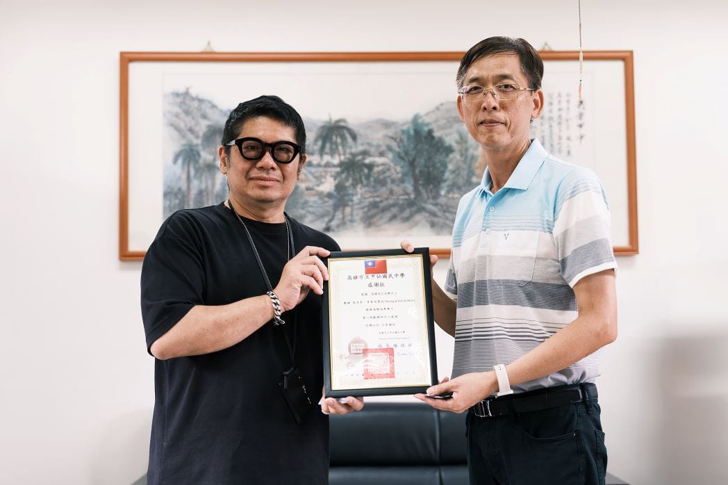 甲仙國中校長楊桂林(中)致贈感謝狀予高流執行長丁度嵐(左)。  圖：高雄流行音樂中心/提供