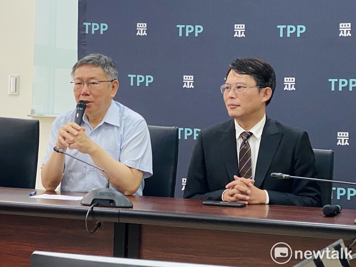 民眾黨主席柯文哲（左）、黨團總召黃國昌（右）。 圖：周煊惠 / 攝