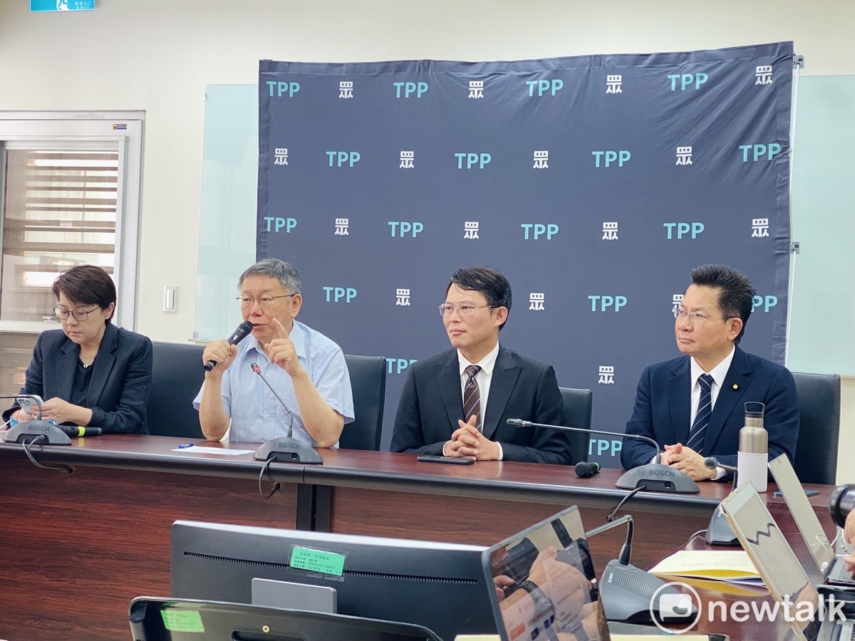 民眾黨主席柯文哲（左2）、黨團總召黃國昌（右2）、黨團副總召黃珊珊（左1）、黨團幹事長吳春城（右1）。 圖：周煊惠 / 攝
