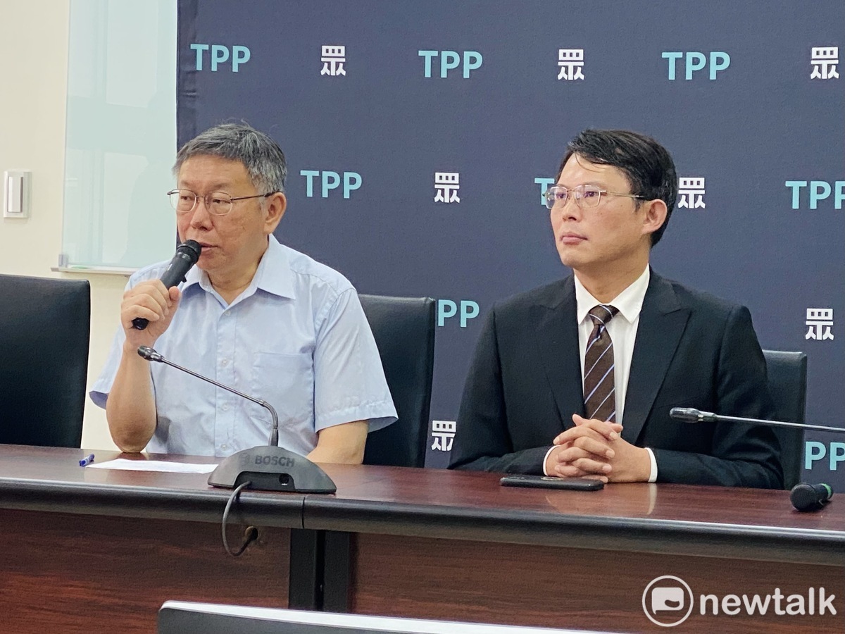 周軒表示，黃國昌（右）硬著頭皮也要瞎掰楊文科「是圖利不是貪污」，是因為柯文哲（左）也因京華城案、北士科等案被控圖利。 圖：周煊惠 / 攝