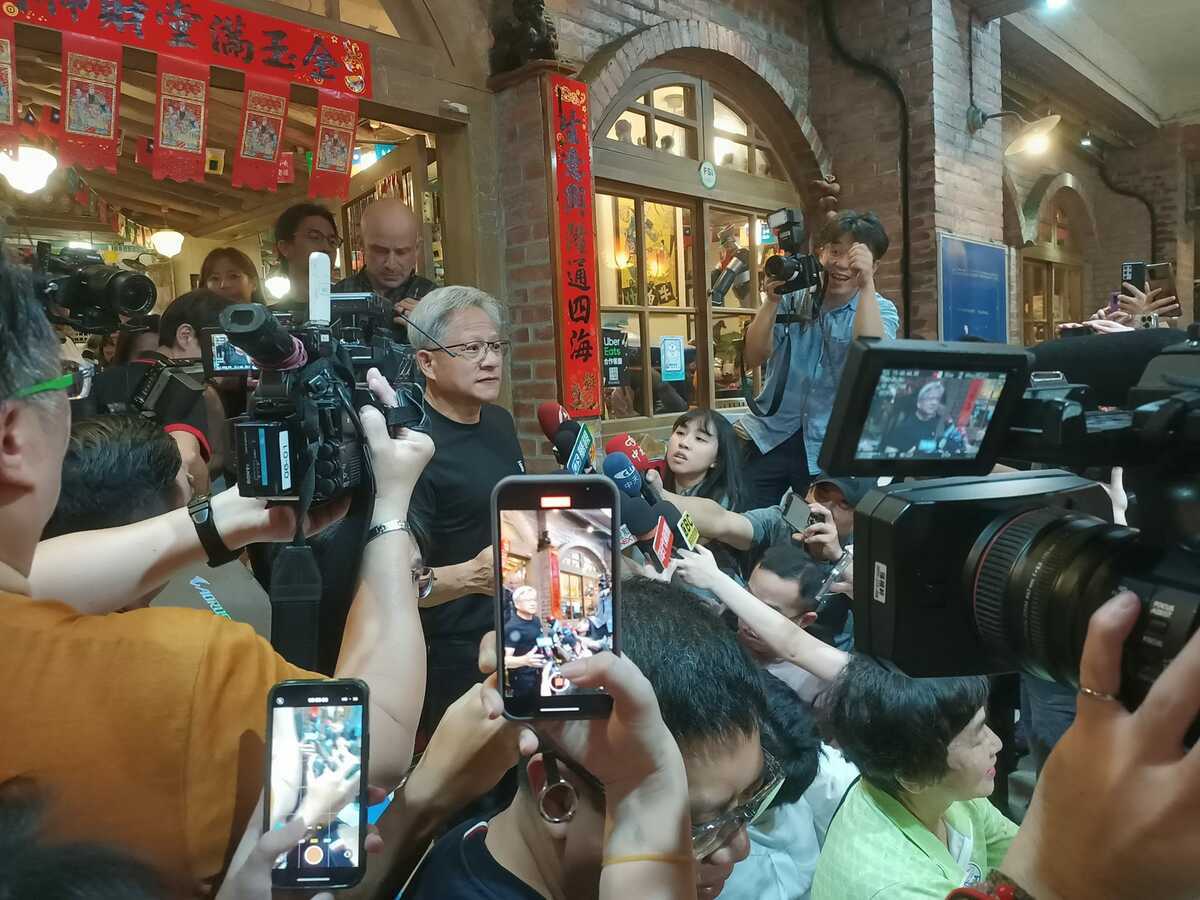 輝達(NVIDIA)創辦人黃仁勳昨(31)晚於一間著名的台菜餐廳，「磚窯古早味懷舊餐廳」，邀請多位台灣科技產業大老用餐。 圖：楊延林 ／ 提供