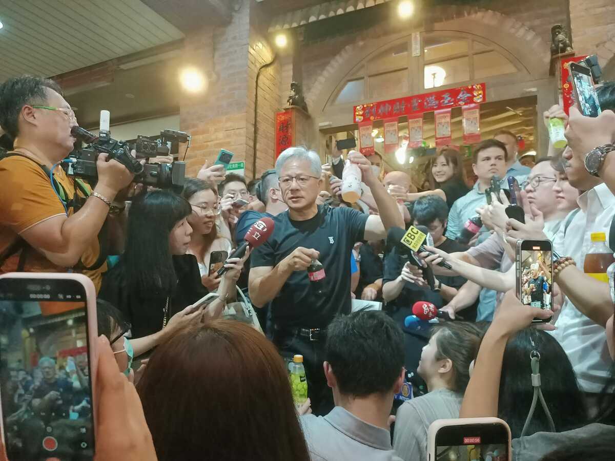 在這次的聚會中，黃仁勳展現了他的親和力，3度走出餐廳與等候的民眾互動，簽名、合影，並且親自為媒體和民眾提供飲料。 圖：楊延林 ／ 提供