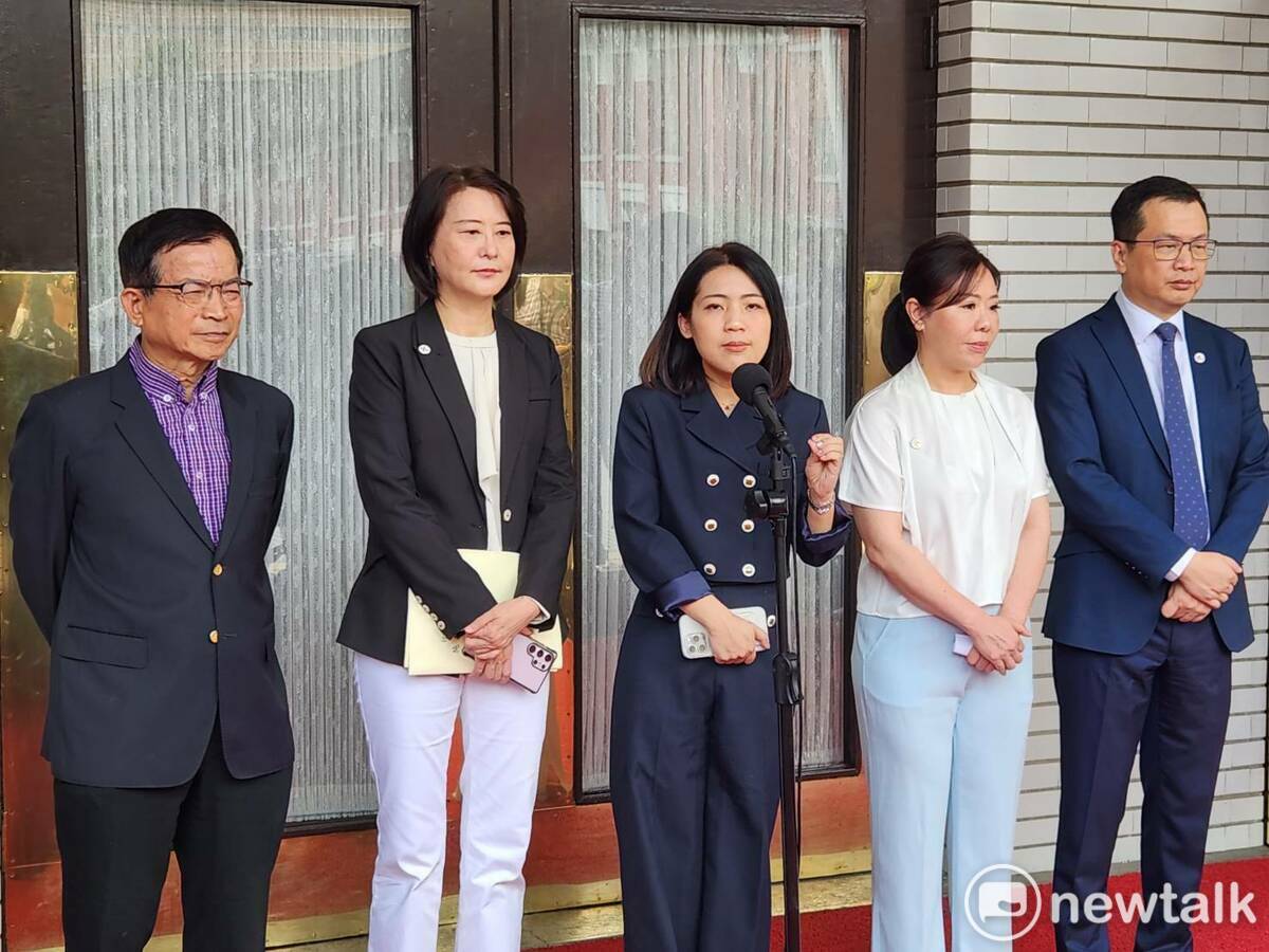 國民黨立委與民眾黨立委召開記者會，指控內政部戲弄台北市長蔣萬安。 圖：黃建豪/攝