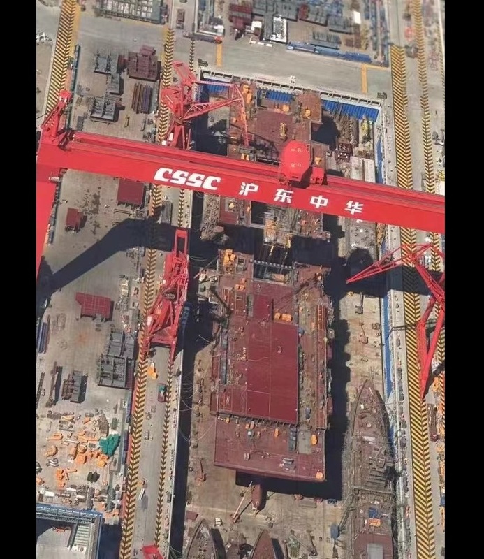 076 兩棲攻擊艦的建造十分順利，外媒分析空拍照片與衛星照片後認為 076 已經逐漸成為一艘「怪物級」的兩棲戰艦。 圖：翻攝自 @louischeung_hk X 帳號