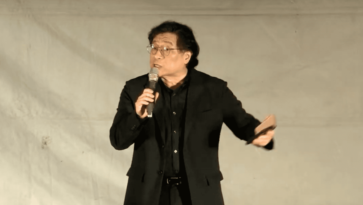 中央研究院台灣史研究所副研究員吳叡人在青鳥行動演講感動許多人。 圖：翻攝自經民連直播