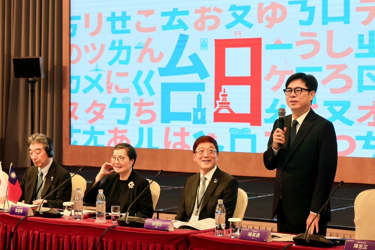 陳其邁(右一)力邀日本友人「認識台灣從高雄開始」。 圖：高雄市政府/提供