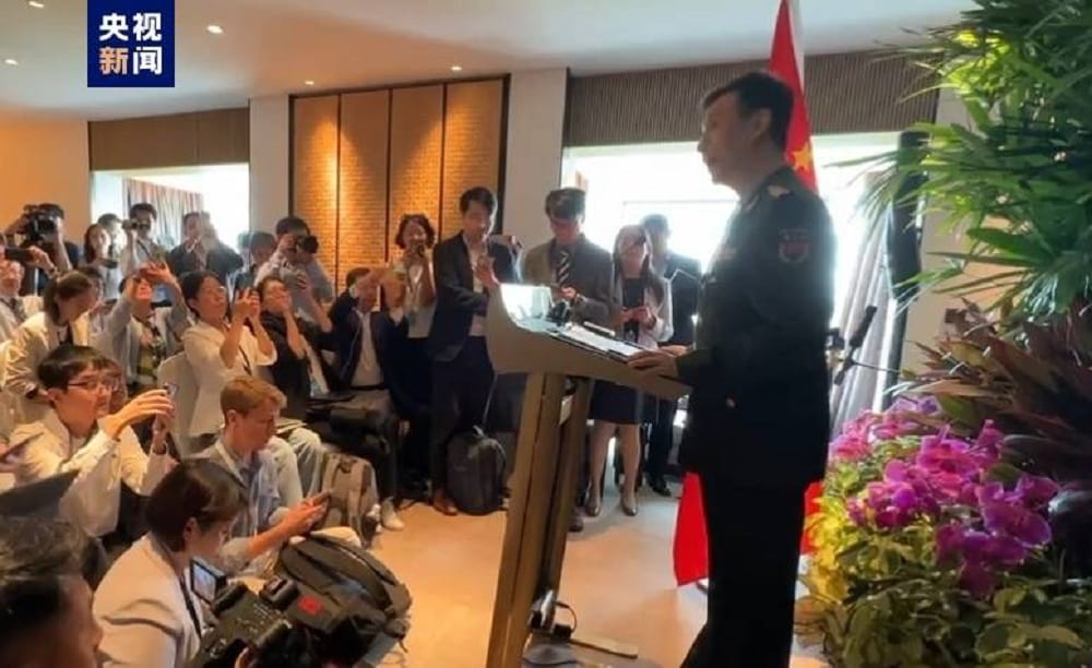 中國國防部新聞發言人吳謙說明香格里拉對話峰會期間美中防長會晤相關內容。 圖：央視新聞截圖