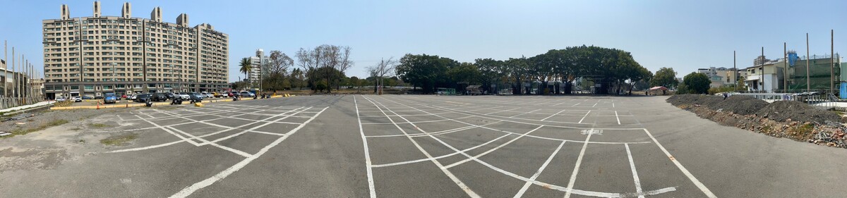位於台南市北區2.25公頃的「觀光藝文商業專用區」國有土地即將啟動開發招商，該案採設定地上權方式辦理，預估投資金額上看75億。市府文化局歡迎各界踴躍投標，透過公私合作開發活化閒置土地，改善都市景觀並帶動地區觀光藝文發展。 圖：台南市政府提供