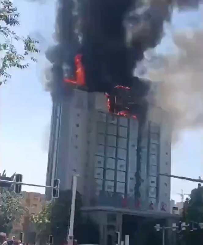 河北保定市交通局於 5 月 30 日被人點燃。 圖：翻攝自海外爆料 X（前推特）帳號
