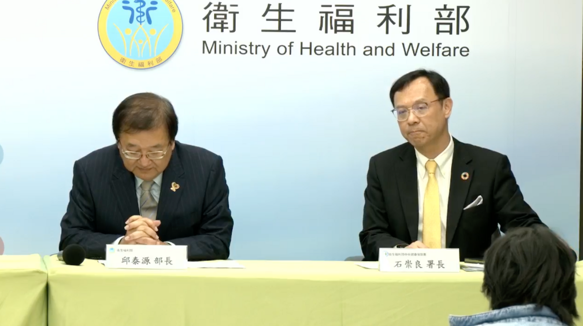今(1)日健保署長石崇良召開記者會後接受媒體訪問表示，以該方案初步估算，健保1年將短收400億保費。 圖：翻攝自衛生福利部臉書