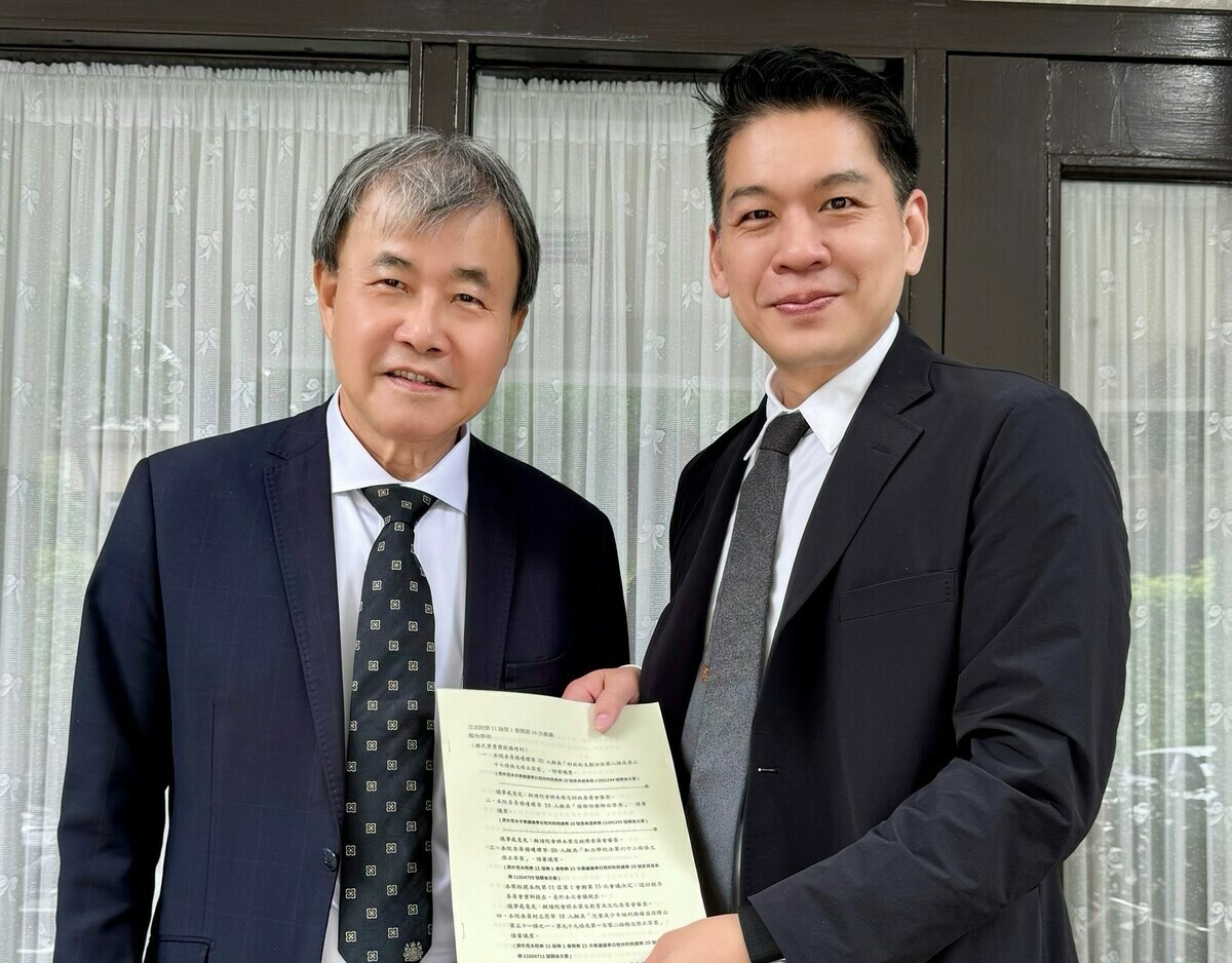 李柏毅(右)當面向鄭英耀(左)要求加速讓舊左中變身校際研教園區。 圖：李柏毅服務處/提供