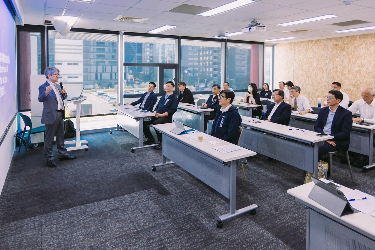 陳其邁帶頭參與淨零學院課程，目標每人取得三張證書。 圖：摘自陳其邁臉書