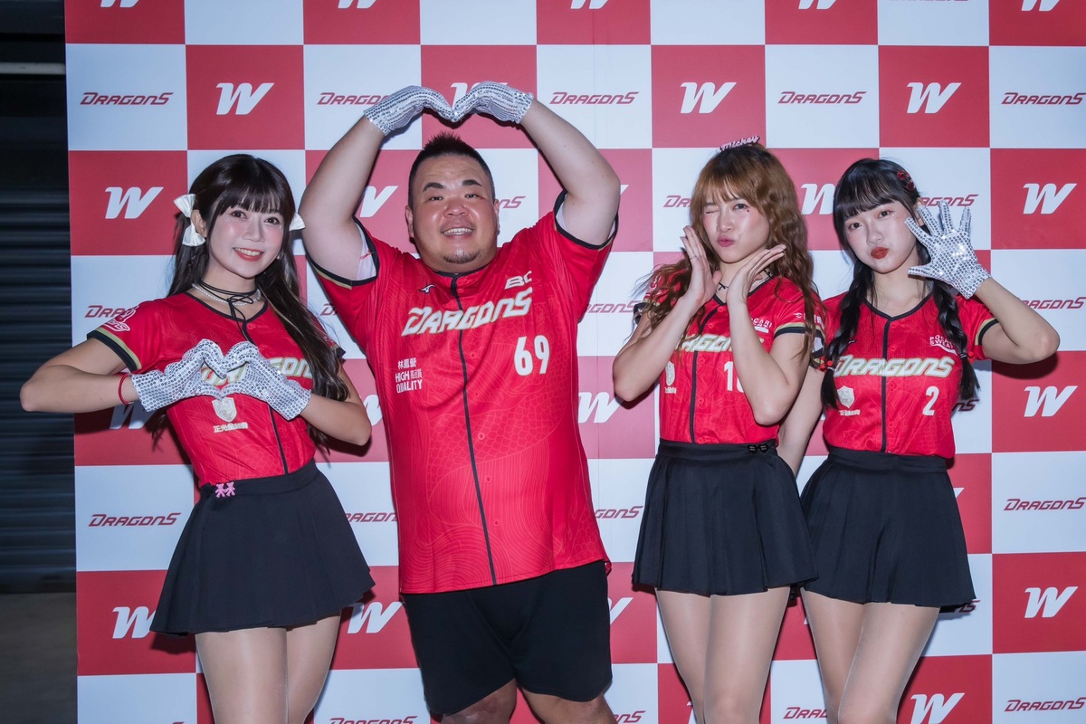 （由左至右）星岑、小螞蟻、米奇、Queena，小螞蟻是《愛的奇蹟》 MV中的唯一男主角。 圖：莉奈享務所提供