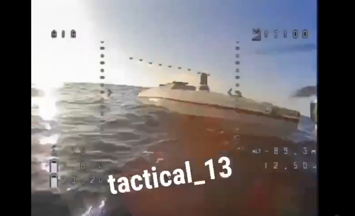 俄羅斯近日公布影片，透過自殺無人機對烏克蘭海軍的無人艦艇發動攻擊，實現「無人載具的互毆」。然而有部分網友卻發表不同的看法。 圖：截取自 @PStyle0ne1 X 分享影片