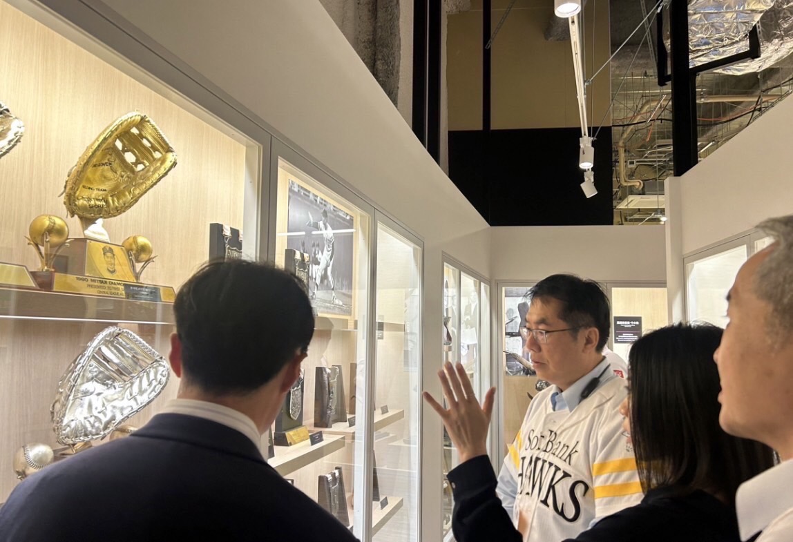 台南市長黃偉哲參訪日本職棒軟銀鷹，與日本職棒軟銀鷹會長、台南市榮譽市民的王貞治相見歡。 圖：台南市政府提供