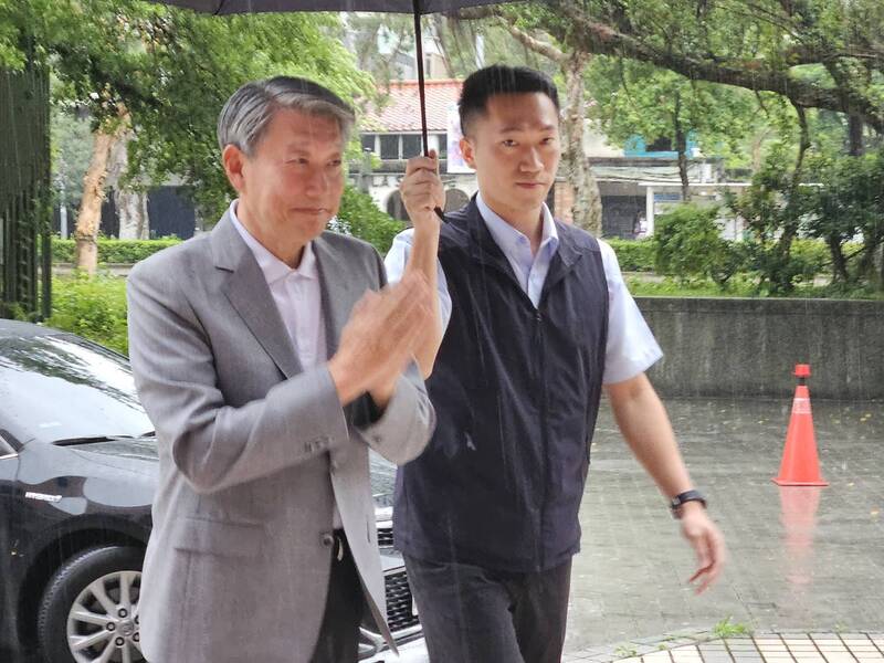 引領市場的AI晶片龍頭輝達（NVIDIA）執行長黃仁勳2日將在台大舉行主題演講，多名重量級企業高層將到場聽講，掌握AI發展最新動態。圖左為經濟部長郭智輝。 圖：中央社
