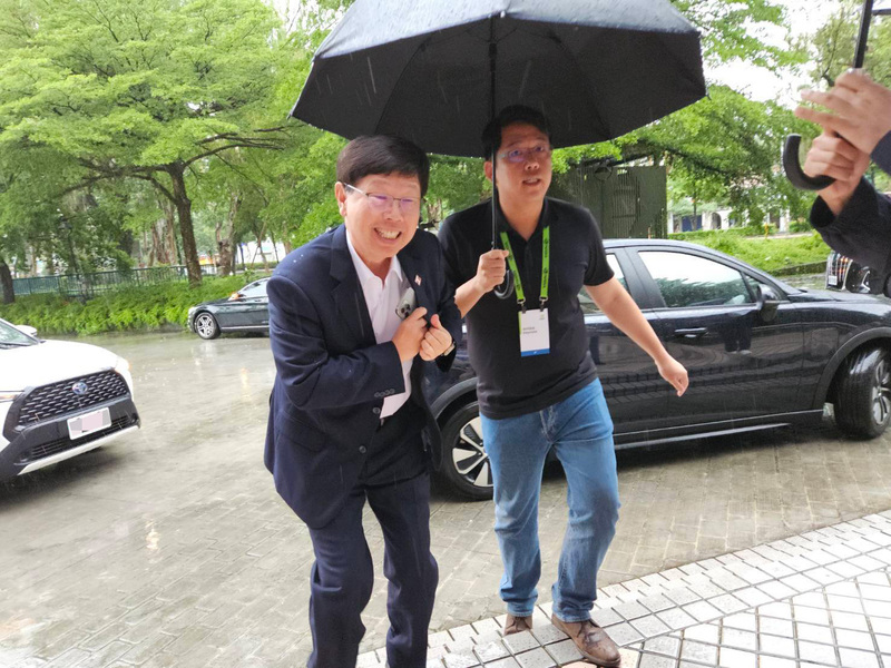 引領市場的AI晶片龍頭輝達（NVIDIA）執行長黃仁勳2日將在台大舉行主題演講，多名重量級企業高層將到場聽講，掌握AI發展最新動態。圖左為鴻海董事長劉揚偉。 圖：中央社
