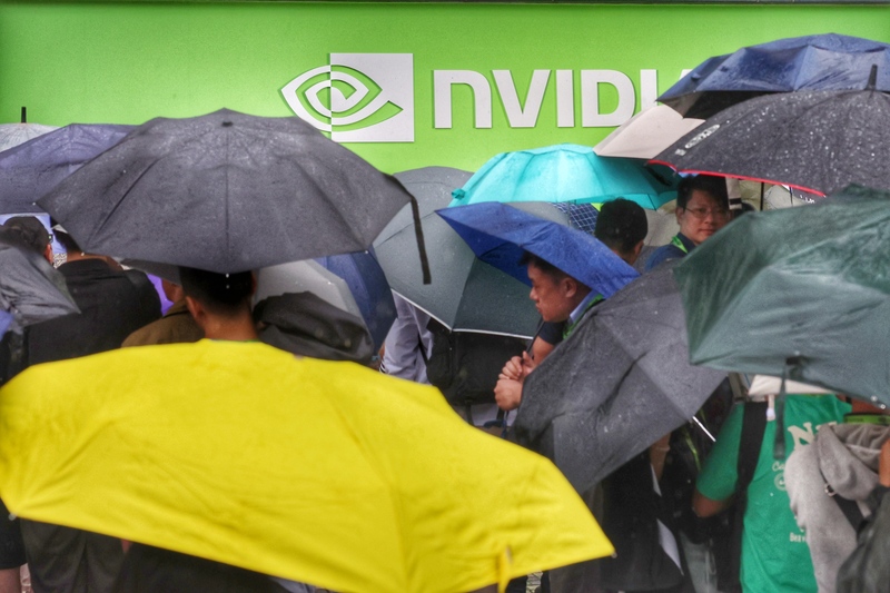 AI晶片龍頭輝達（NVIDIA）執行長黃仁勳2日晚間即將在台大體育館進行專題演講，下午許多媒體與觀眾在場外排隊，等候安檢進場。 圖：中央社
