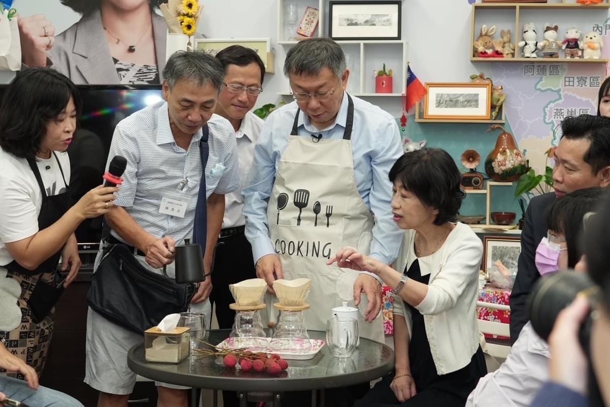 柯文哲(中)到美濃體驗手沖咖啡。 圖：民眾黨高雄市黨部/提供
