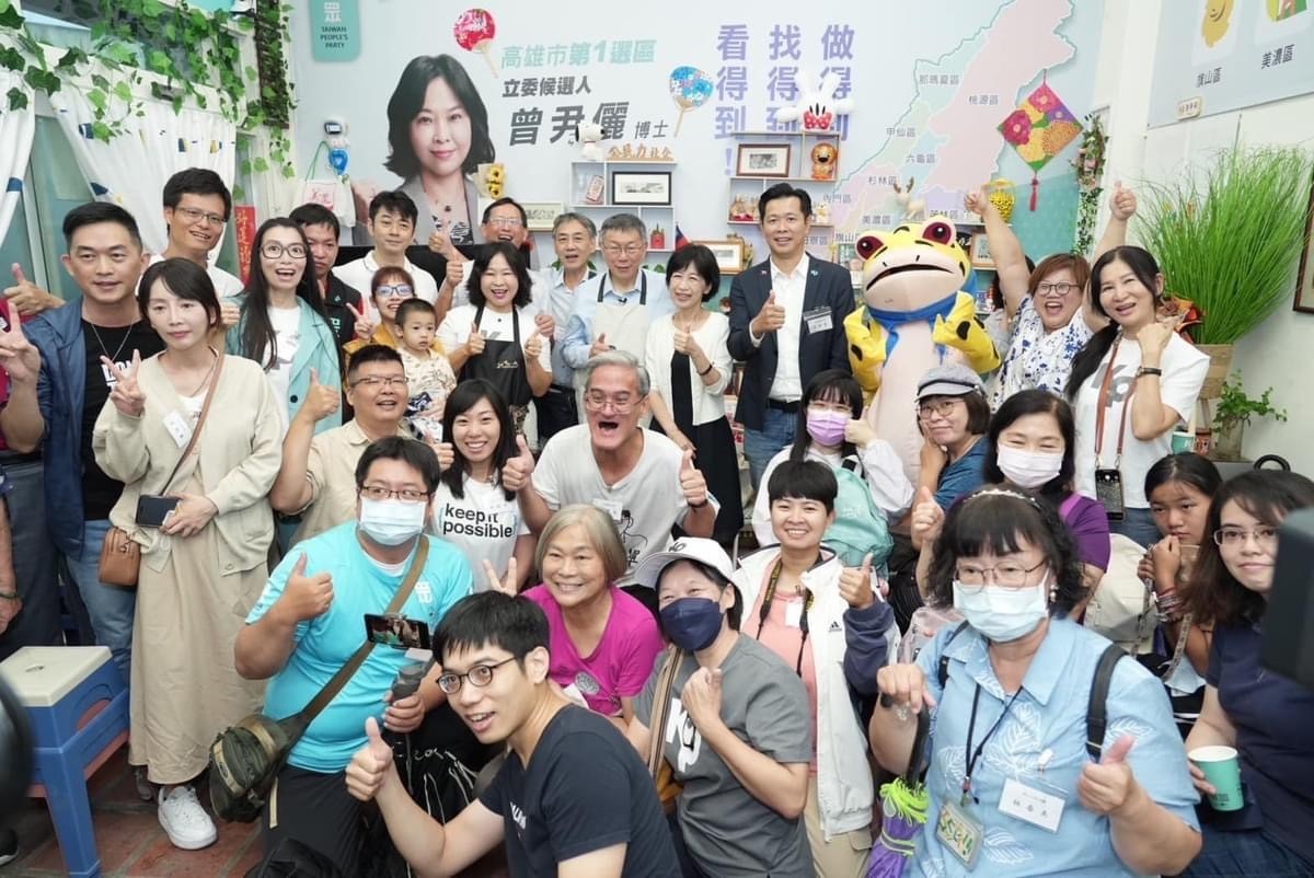 柯文哲與小草作客「真引力咖啡廳」。 圖：民眾黨高雄市黨部/提供