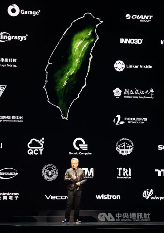 輝達（NVIDIA）執行長黃仁勳近日來訪台灣，2日晚間在台大體育館專題演講，分享人工智慧時代如何帶動全球新產業革命的發展，引起各界關注。 圖：中央社提供