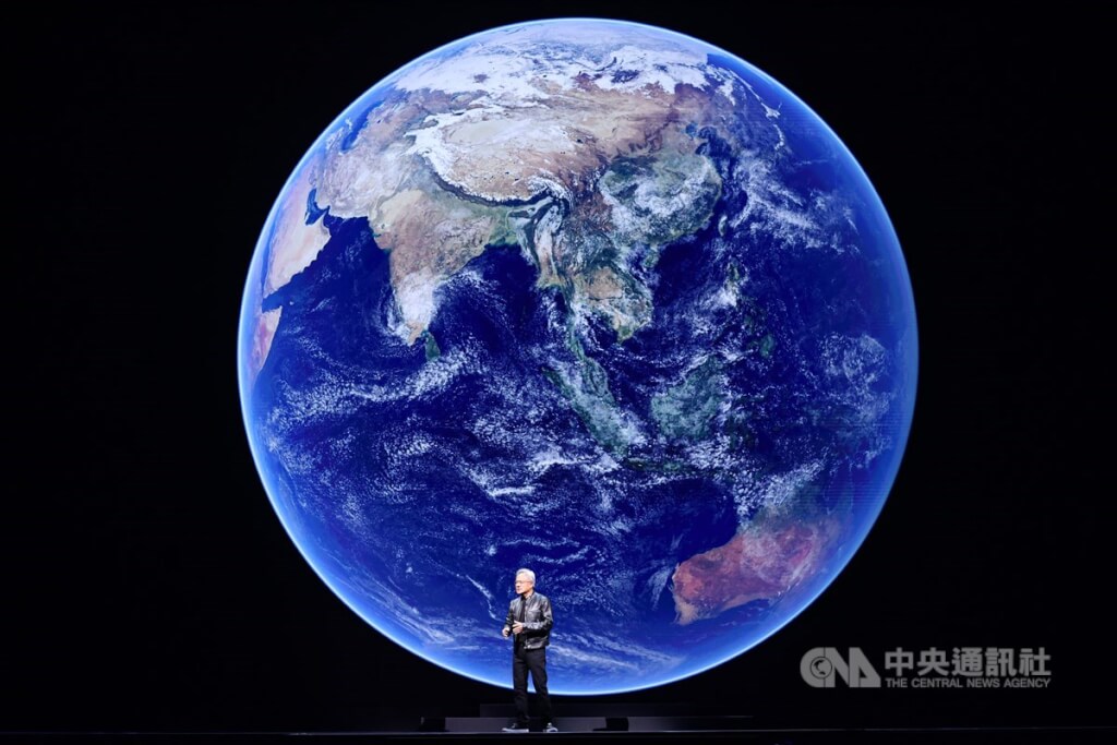 輝達（NVIDIA）執行長黃仁勳2日在台大體育館發表主題演講，展示Earth-2數位孿生模型如何更準確預測台灣氣候變化。 圖：中央社提供